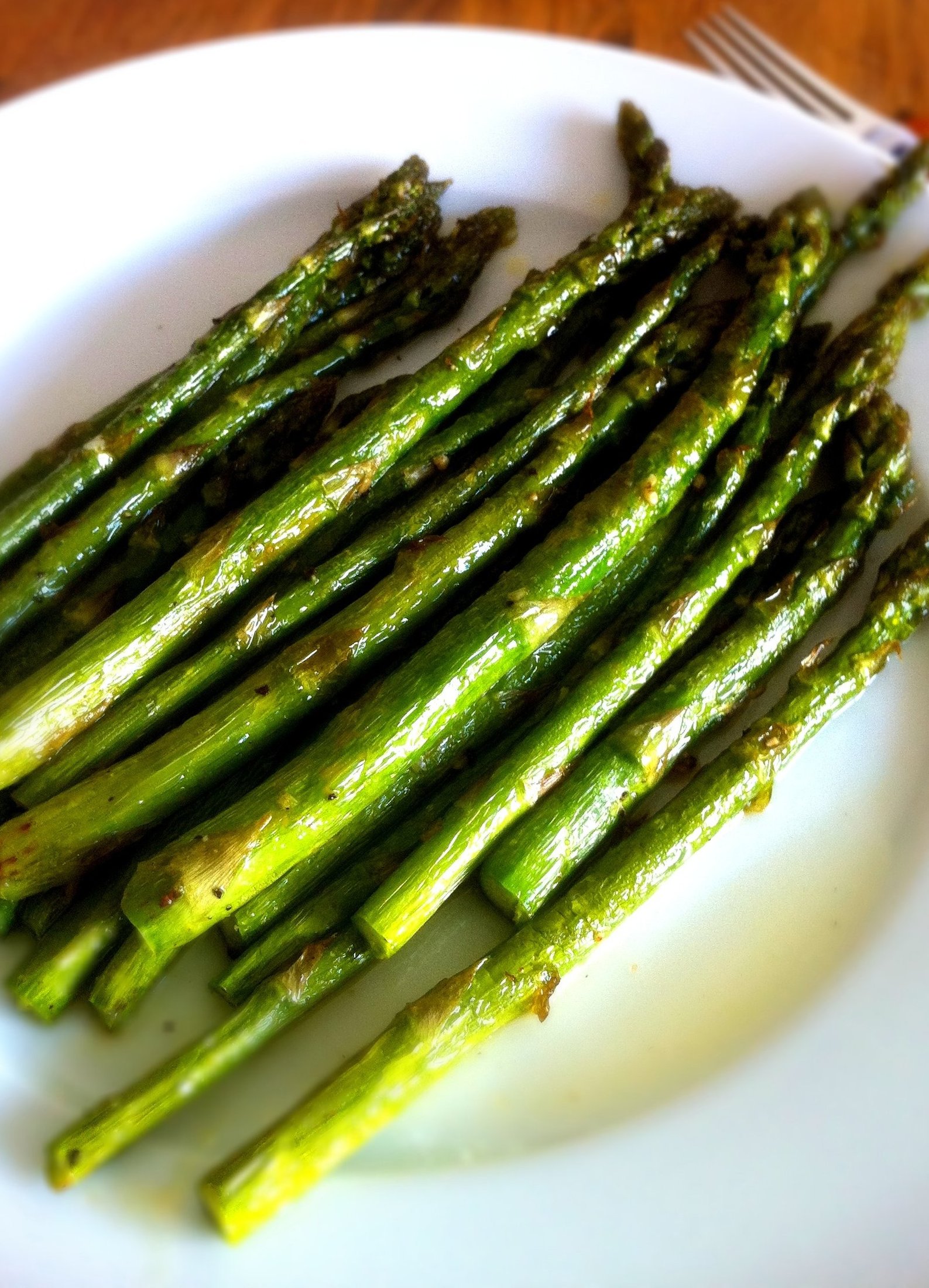 Asperges vertes rôties, vinaigrette agrumes et noisette