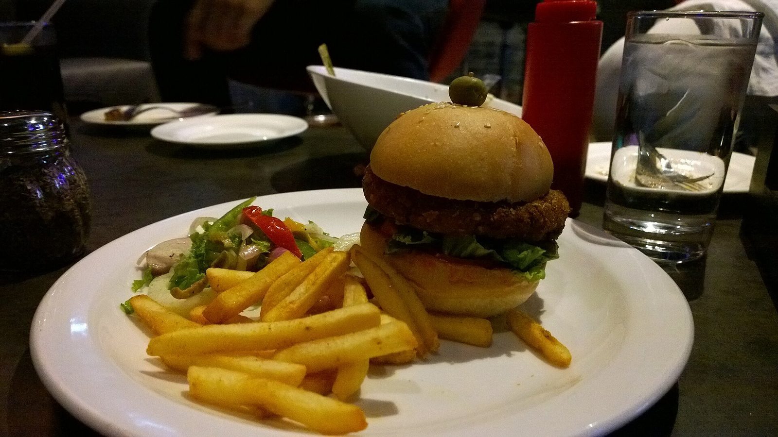 Burger de haricots rouges et noirs, sauce avocat