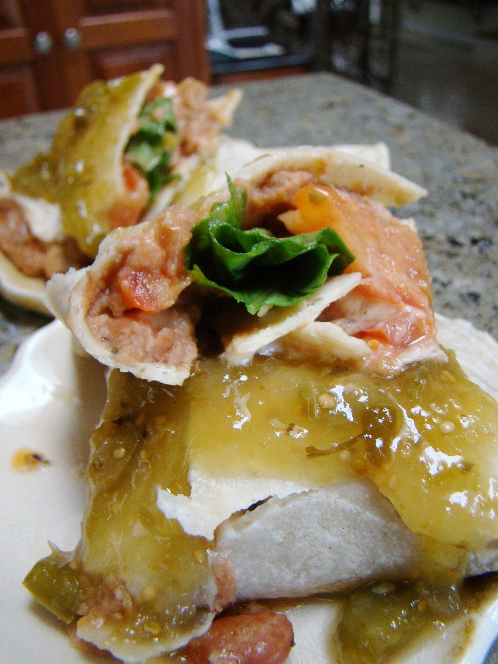 Burritos croustillants au four, riz complet et guacamole