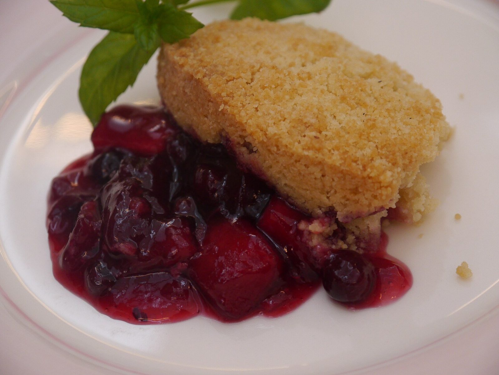 Crumble poires, fruits rouges et purée d'amandes