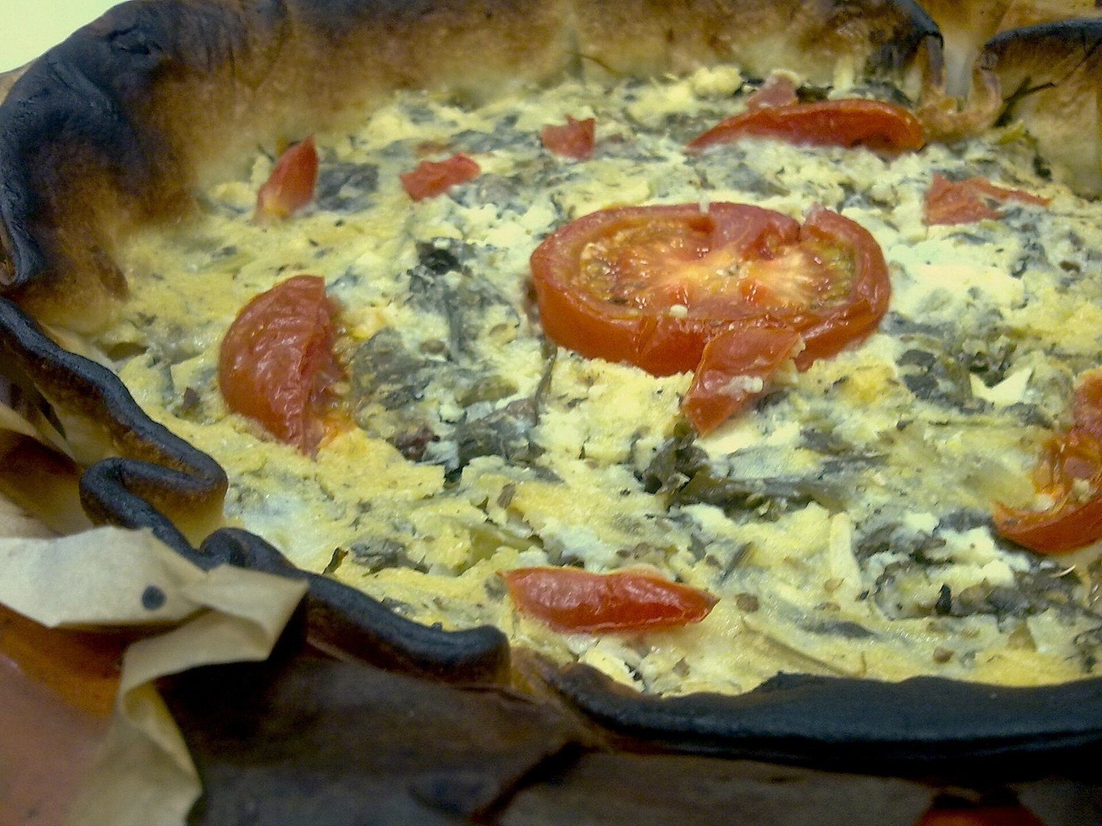 Quiche sans œuf, asperges, épinards et radis
