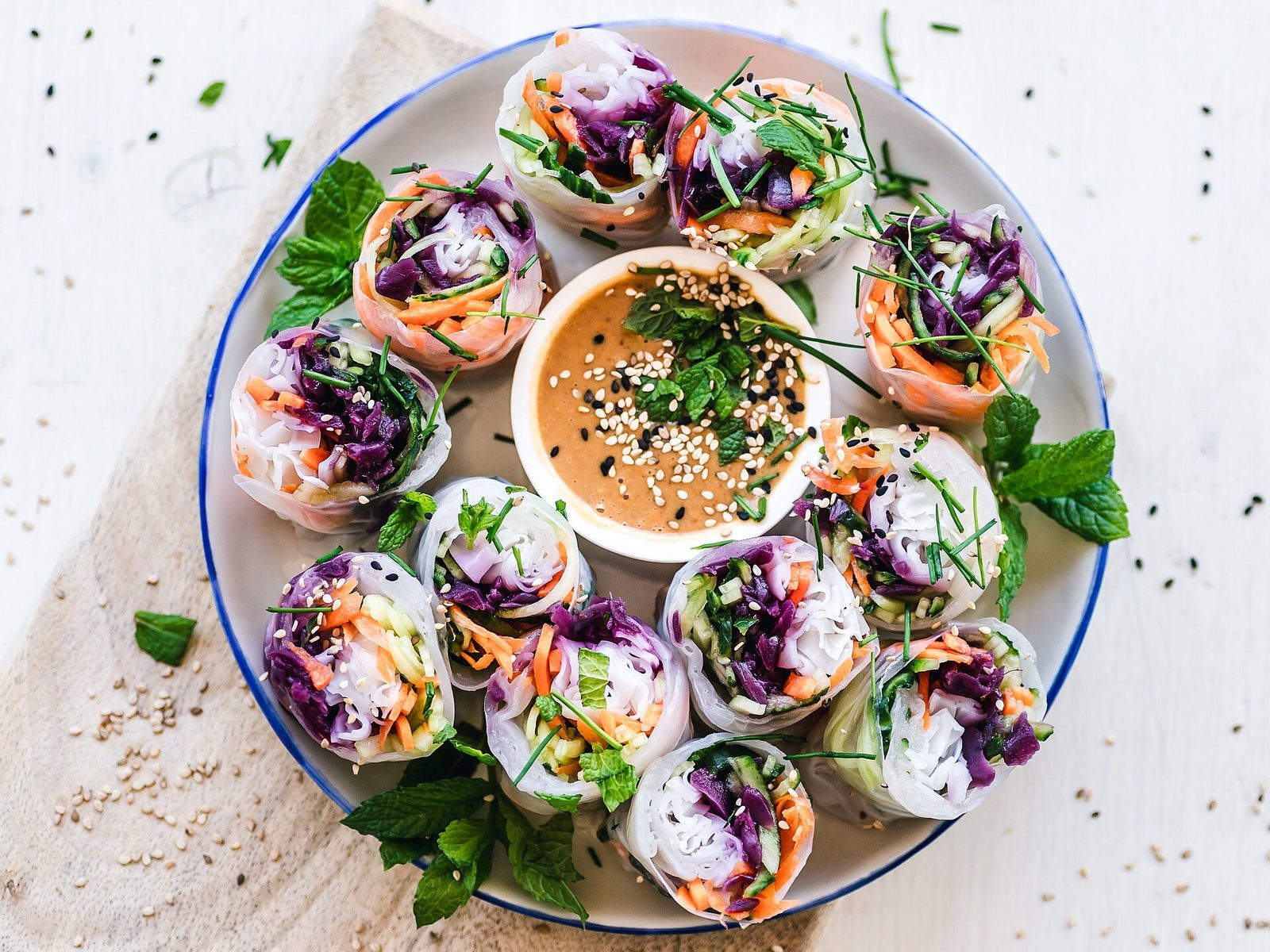 Rouleaux de printemps frais, tofu fumé, avocat et cacahuètes