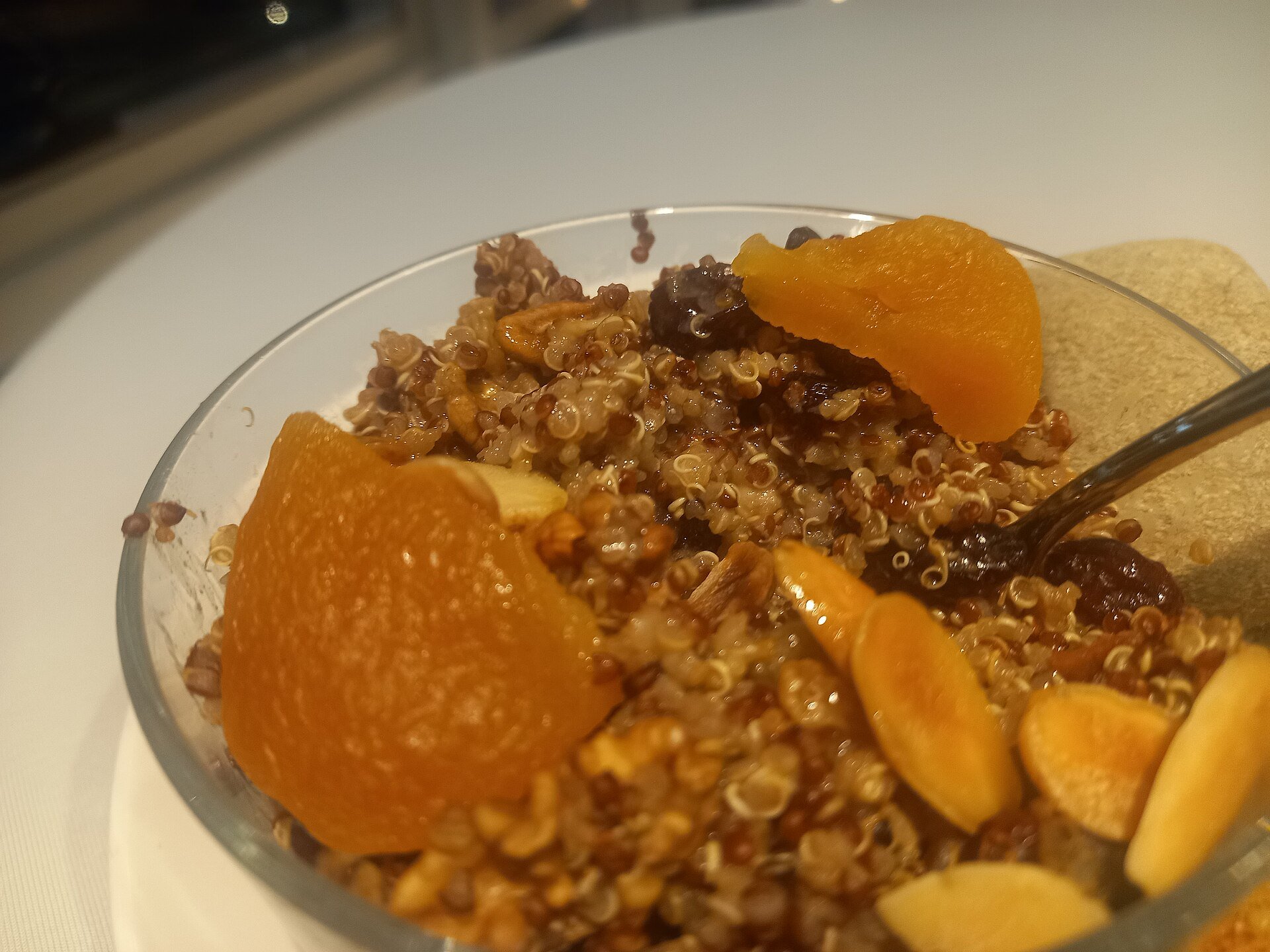 Salade de quinoa, mangue et cacahuète croquante