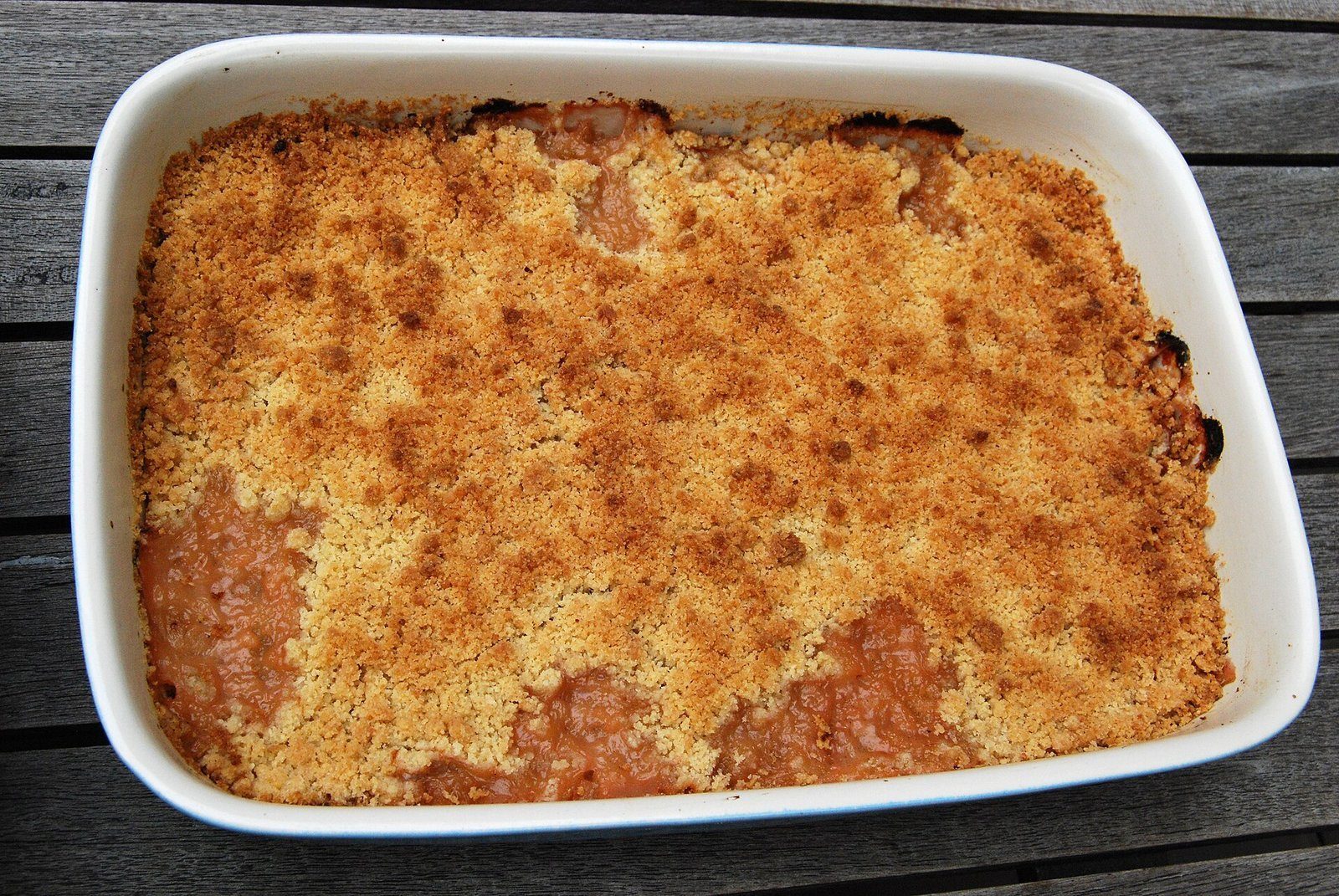 Tarte rhubarbe-fraise, crumble amande et avoine